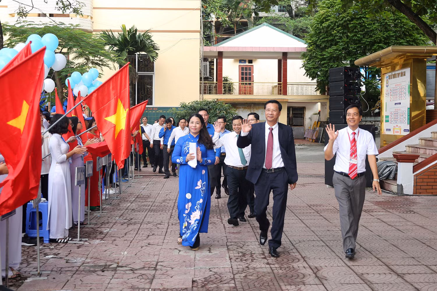 Ông Nguyễn Văn Đọc, Bí thư Tỉnh ủy Quảng Ninh dự lễ khai giảng tại Trường Trung học phổ thông Hòn Gai (Ảnh: CTV) Ông Nguyễn Văn Đọc, Bí thư Tỉnh ủy Quảng Ninh dự lễ khai giảng tại Trường Trung học phổ thông Hòn Gai (Ảnh: CTV)
