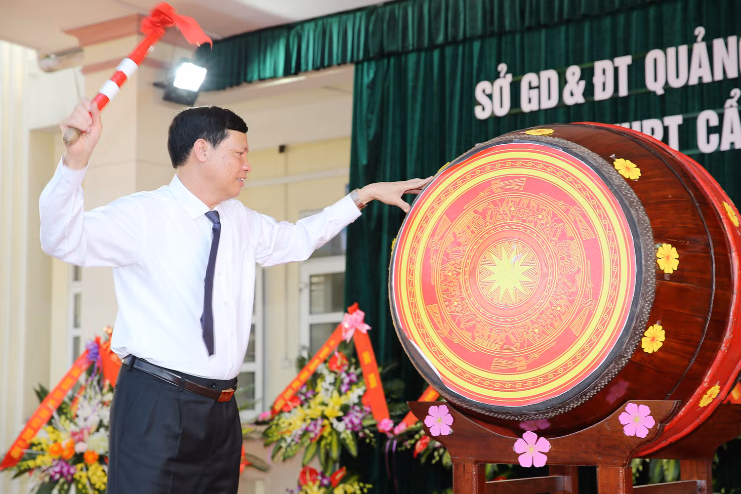 Ông Nguyễn Đức Long, Chủ tịch Ủy ban nhân dân tỉnh Quảng Ninh dự và đánh trống khai trường tại Trường Trung học phổ thông Cẩm Phả (Ảnh: CTV) Ông Nguyễn Đức Long, Chủ tịch Ủy ban nhân dân tỉnh Quảng Ninh dự và đánh trống khai trường tại Trường Trung học phổ thông Cẩm Phả (Ảnh: CTV)