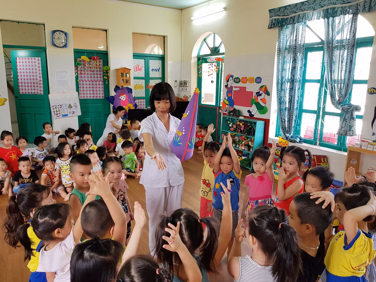 Lòng yêu mến trẻ chính là động lực để Nhà giáo ưu tú Trần Thị Kim Vi gắn bó với nghề (Ảnh: Lã Tiến)