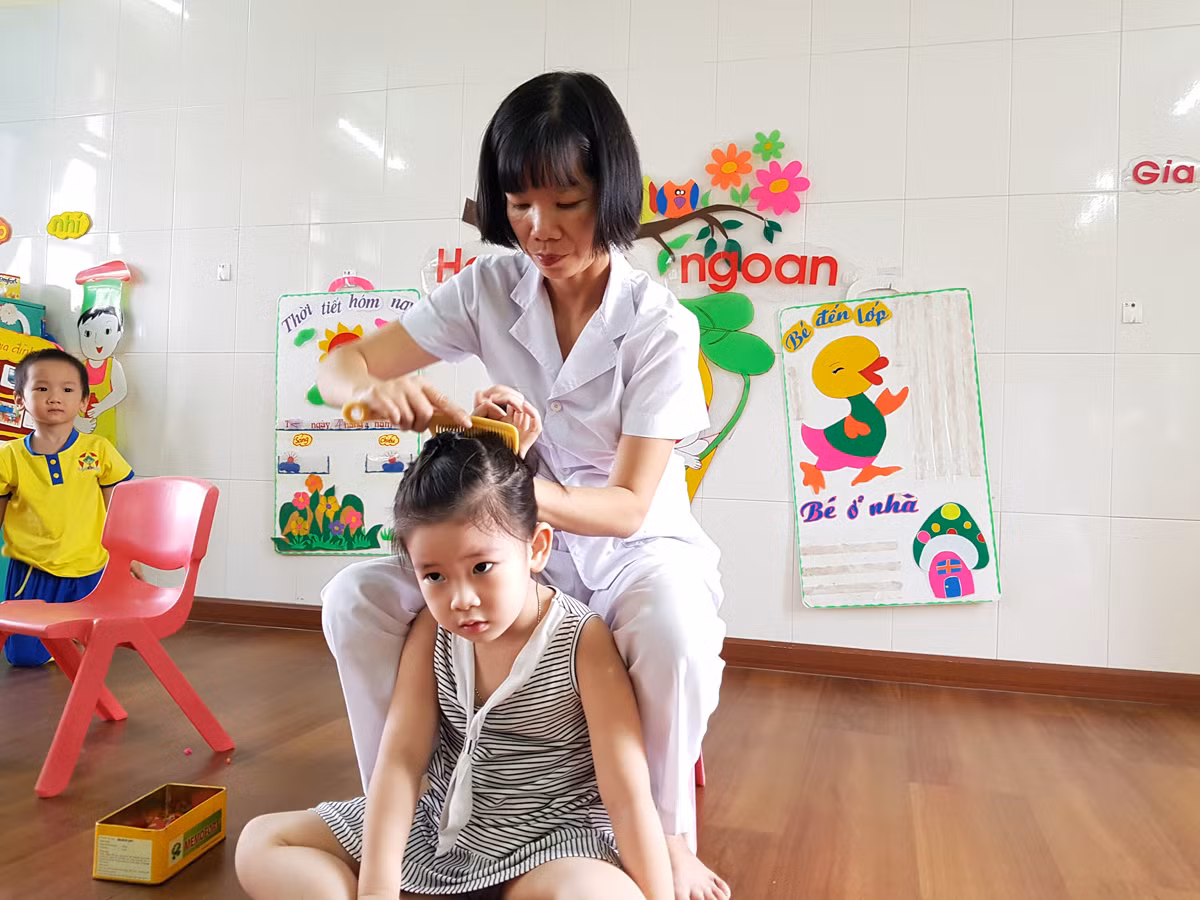 Cô Vi luôn chăm sóc từng miếng ăn, giấc ngủ cho trẻ. (Ảnh: Lã Tiến)