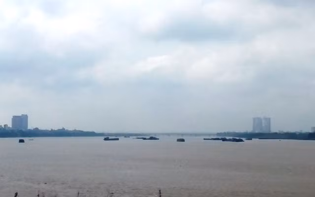 Số lượng tàu, thuyền không những 3 chiếc mà lên đến chục chiếc đi hút cát (Ảnh Minh Chí) Số lượng tàu, thuyền không những 3 chiếc mà lên đến chục chiếc đi hút cát (Ảnh Minh Chí)