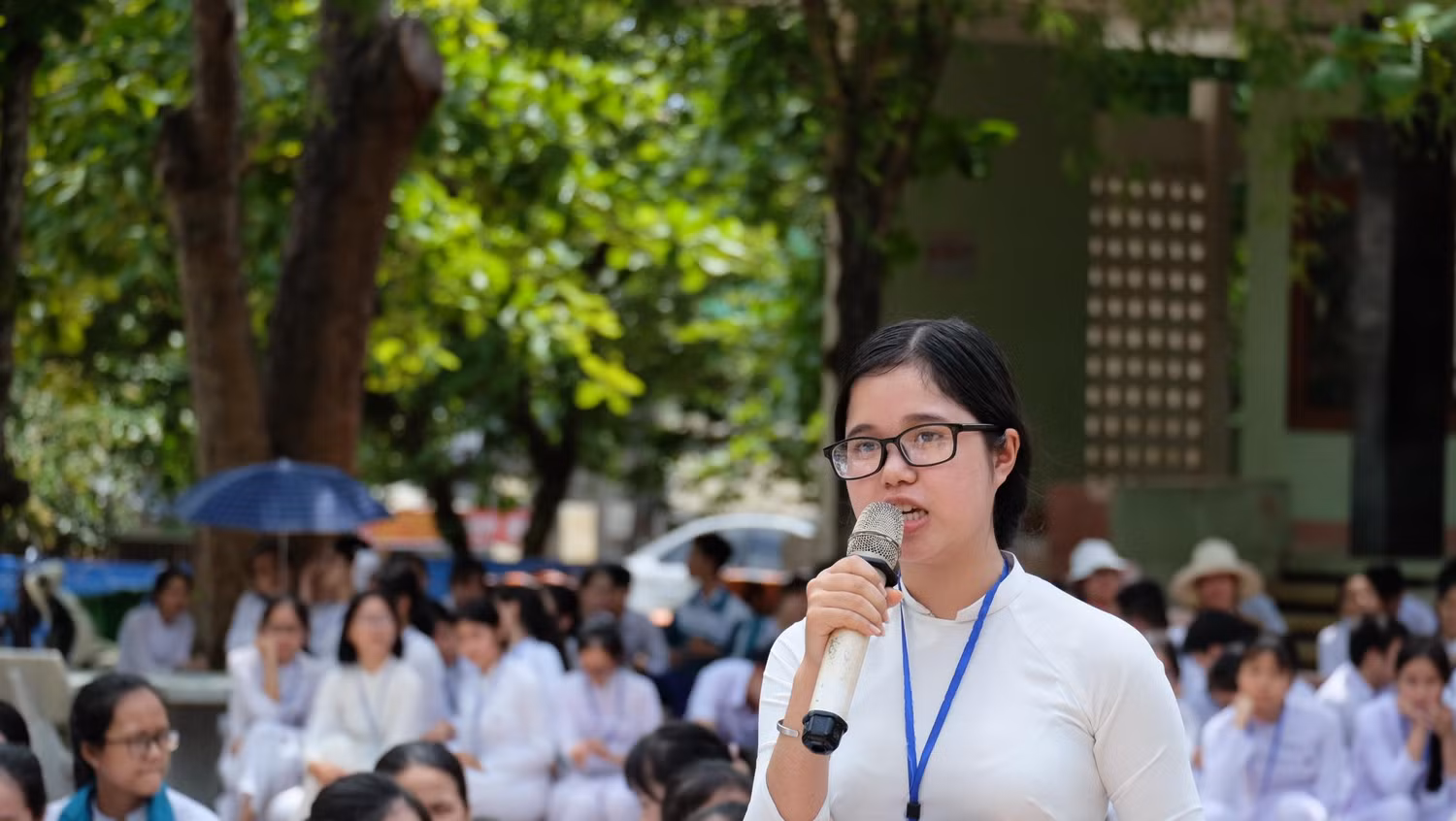 Các em học sinh Trường ĐÔng Hà cũng đã bày tỏ nhiều trăn trở cũng như đặt rât nhiều câu hỏi cho Giáo sư Nguyễn Lân Dũng. (Ảnh: LC)