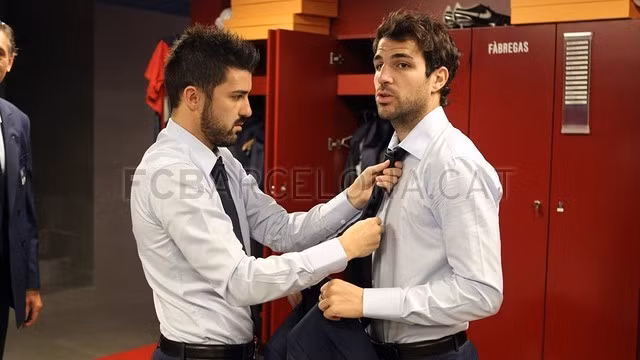 David Villa giúp Fabregas thắt cà vạt.