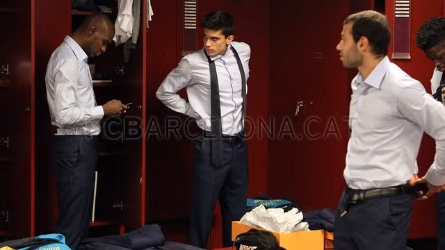 Javier Mascherano cùng đồng đội đang mặc quần áo