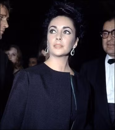Nhưng khi xuất hiện tại các sự kiện lớn, Elizabeth Taylor vẫn cho thấy diện mạo và phong thái của một "bà hoàng". Xem thêm: Angela Baby : Mỹ nhân "dao kéo" đẹp nhất điện ảnh Hoa ngữ