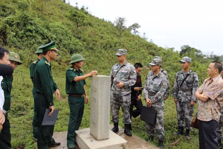 Lực lượng Biên phòng 2 nước Việt Nam, Trung Quốc kiểm tra khu vực cột mốc 147 trên biên giới Việt Nam – Trung Quốc thuộc địa phận xã Tung Chung Phố, huyện Mường Khương, tỉnh Lào Cai và xã Kiều Đầu, huyện Hà Khẩu, tỉnh Vân Nam, Trung Quốc ngày 20/8/2013 (nguồn: www.biengioilanhtho.gov.vn)