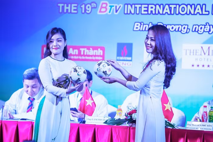 Quả bóng lưu niệm Number 1 của giải đấu sẽ được phát tặng cho các khán giả đến sân cổ vũ giải đấu năm nay.