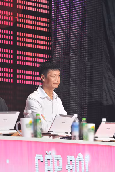 Hiếm thấy ai có được sự sắc sảo, thẳng thắn như Lê Hoàng. Hiếm thấy ai có được sự sắc sảo, thẳng thắn như Lê Hoàng.