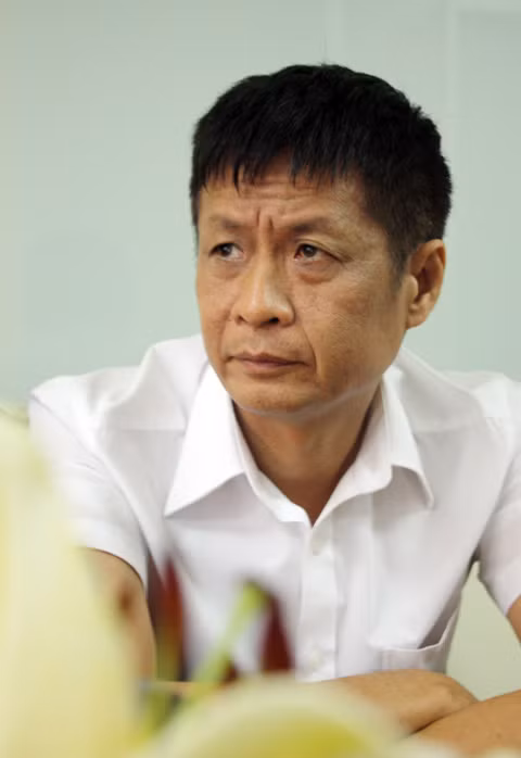 Đạo diễn Lê Hoàng với vẻ mặt "đăm đăm" rất đặc trưng. Ảnh: VietNamNet Đạo diễn Lê Hoàng với vẻ mặt "đăm đăm" rất đặc trưng. Ảnh: VietNamNet