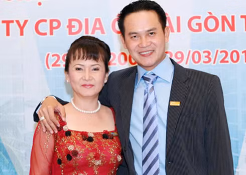 Vợ ông Thành, bà Huỳnh Bích Ngọc, Chủ tịch HĐQT Công ty cổ phần Sản xuất thương mại Thành Thành Công và con trai Đặng Hồng Anh, Chủ tịch HĐQT Sacomreal. Vợ ông Thành, bà Huỳnh Bích Ngọc, Chủ tịch HĐQT Công ty cổ phần Sản xuất thương mại Thành Thành Công và con trai Đặng Hồng Anh, Chủ tịch HĐQT Sacomreal.