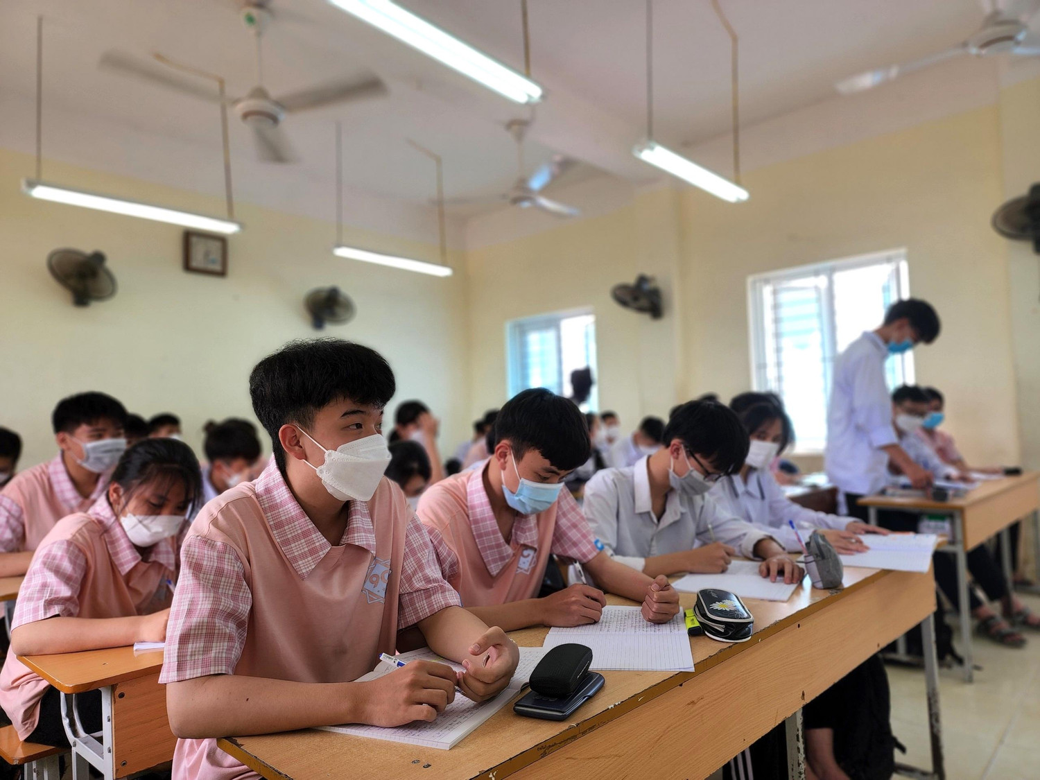 Nhà trường yêu cầu giáo viên có sự theo dõi sát sao đối với kết quả ôn tập của học sinh (Ảnh: Phạm Linh)