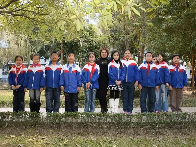 Cô giáo Hải (giữa), người từng cho con trai Bộ trưởng Bộ GD&ĐT Phạm Vũ Luận điểm 4.