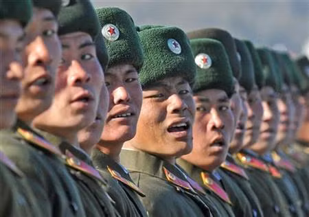 Binh sĩ Triều Tiên tham gia lễ diễu binh kỷ niệm 70 năm ngày sinh Chủ tịch Kim Jong-il tại Bình Nhưỡng hôm 16/2/2012. Ảnh Reuters/Kyodo