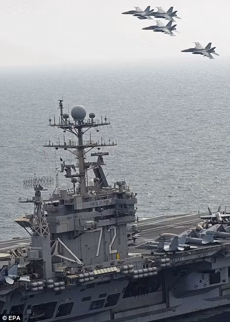 Tàu USS Abraham Lincoln băng qua eo biển Hormuz hôm 14/2 Tàu USS Abraham Lincoln băng qua eo biển Hormuz hôm 14/2