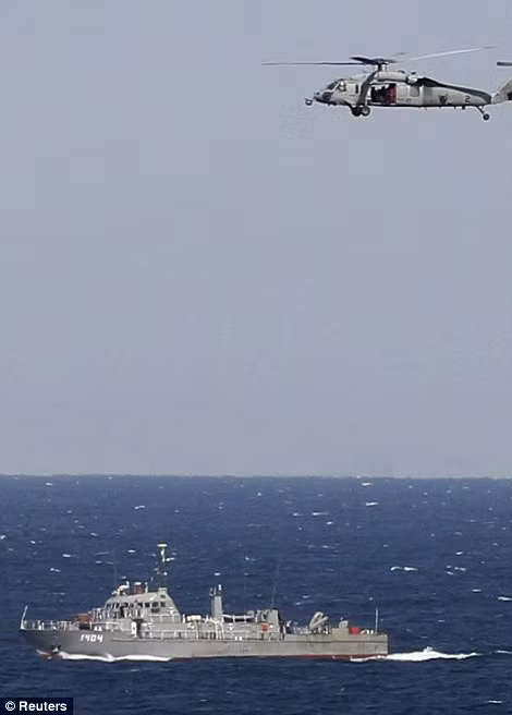 Trực thăng của Iran giám sát quá trình đoàn tàu Mỹ đi qua eo biển Hormuz Trực thăng của Iran giám sát quá trình đoàn tàu Mỹ đi qua eo biển Hormuz