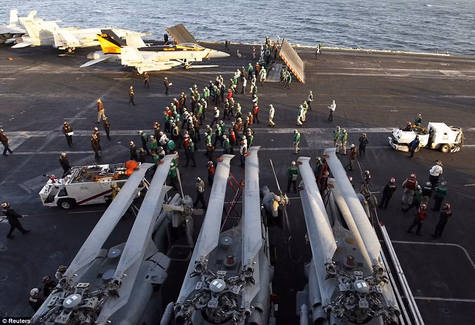 Thủy thủ trên tàu USS Abraham Lincoln làm sạch sàn đỗ máy bay Thủy thủ trên tàu USS Abraham Lincoln làm sạch sàn đỗ máy bay