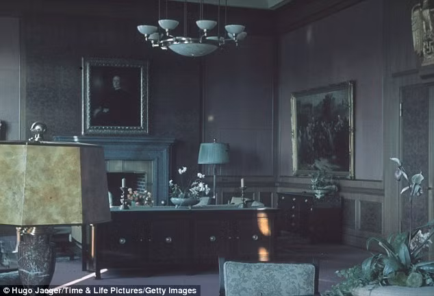 Adolf Hitler tại văn phòng trong dinh thự ở Fuhrerbau, Munich, Đức, năm 1940. Đây là nơi Hitler đã ký kết các thỏa thuận Munich với Thủ tướng Anh Neville Chamberlain trong đó trao cho Đức một phần Tiệp Khắc.