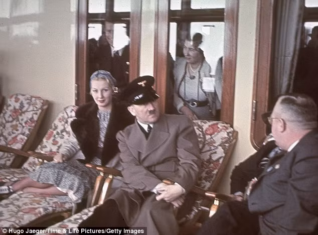 Hitler ngồi cạnh bà Inge Ley trên tàu Robert Ley tháng 4/1939
