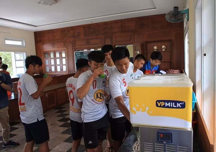 Các cầu thủ Hoàng Anh Gia Lai uống mỗi ngày 1 lít sữa IQLac Pro theo đủ lượng sữa khuyến nghị.