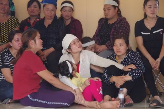 Chị Lương Thị Chon (áo trắng ở giữa) là vợ Thiếu tá Vi Văn Nhất hy sinh khi làm nhiệm vụ bắt tội phạm ma túy được đặc cách tuyển dụng giáo viên mầm non tại quê nhà. Ảnh: bienphong.com.vn Chị Lương Thị Chon (áo trắng ở giữa) là vợ Thiếu tá Vi Văn Nhất hy sinh khi làm nhiệm vụ bắt tội phạm ma túy được đặc cách tuyển dụng giáo viên mầm non tại quê nhà. Ảnh: bienphong.com.vn