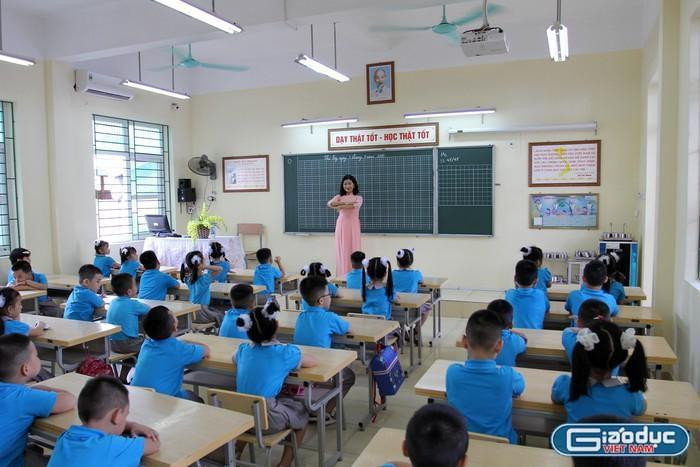 Giáo viên cùng làm nhiệm vụ giáo dục, đối tượng giảng dạy như nhau vì thế không nên xếp theo hạng (Ảnh minh họa: Lã Tiến)