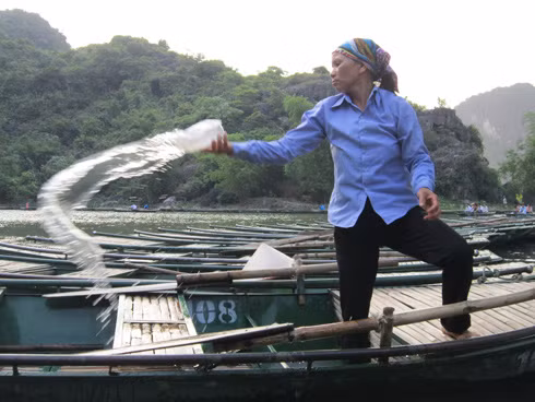 Cuối ngày, sau khi kết thúc một ngày làm việc, các thuyền đều được rửa sạch trước khi gối bãi.