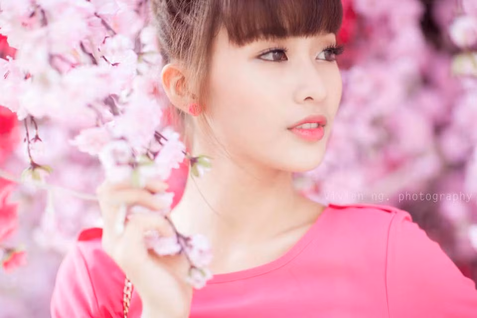 Gương mặt khả ái và thuần khiết của Khả Ngân được một trang mạng tuổi teen trong nước đăng tải từ cuối tháng 12/2012 và sau đó được báo mạng của Trung Quốc đưa lại và dành những từ hoa mỹ như “gương mặt thiên thần”, “người đẹp boxing 15 tuổi”…
