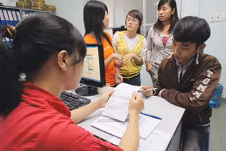 TS nộp hồ sơ vào trường ĐH Văn Hiến, trường này năm nay đóng cửa 2 ngành - Ảnh: Đào Ngọc Thạch
