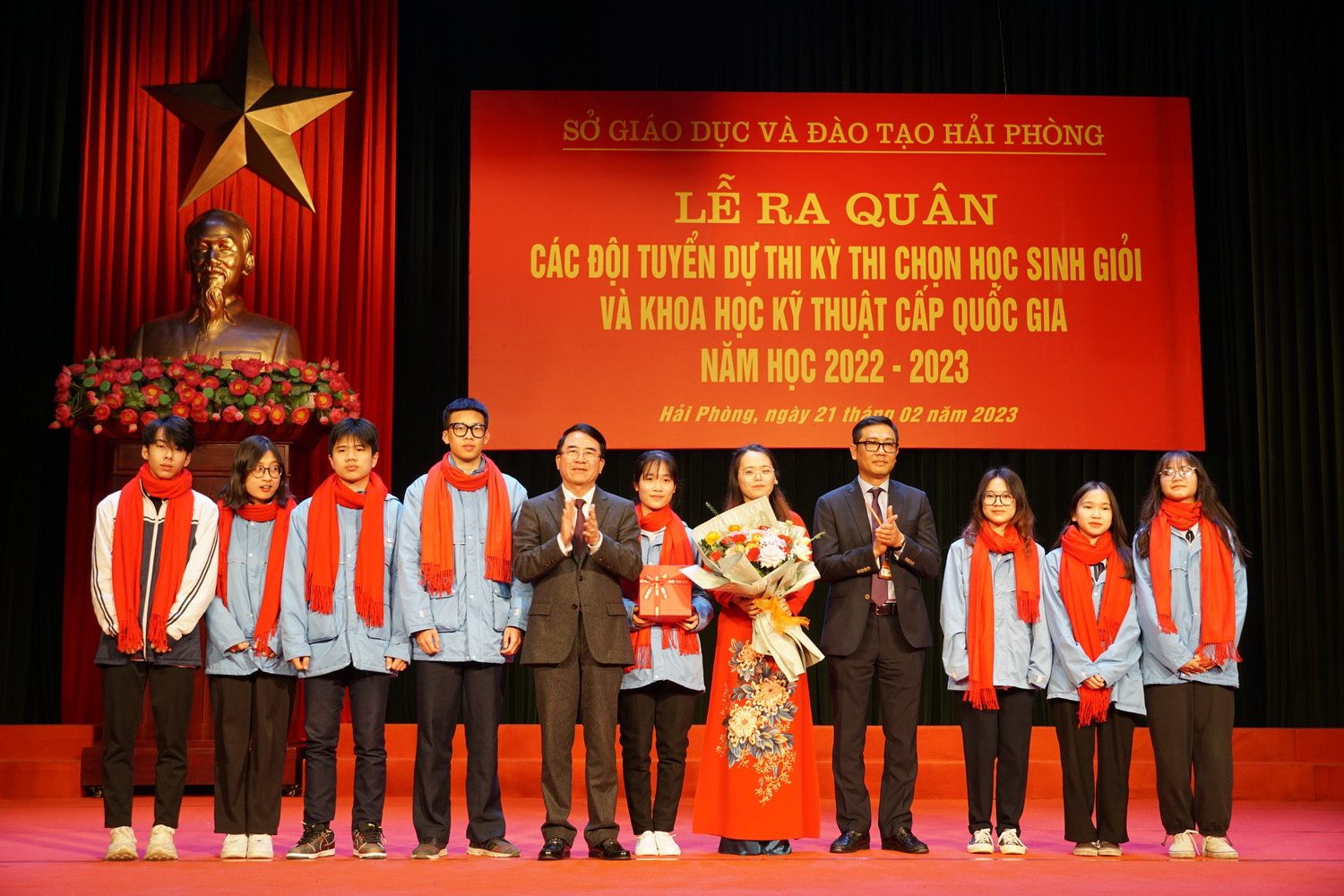 Lãnh đạo Ủy ban nhân dân thành phố Hải Phòng và Sở Giáo dục và Đào tạo động viên các học sinh tiêu biểu tham gia Kỳ thi chọn học sinh giỏi cấp quốc gia môn Lịch sử (Ảnh: Phạm Linh)