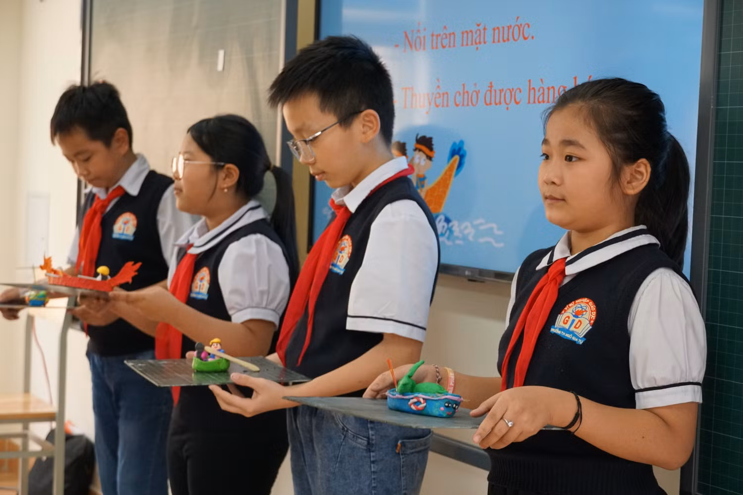 Học sinh thuyết trình sản phẩm của nhóm. (Ảnh: Phạm Linh)