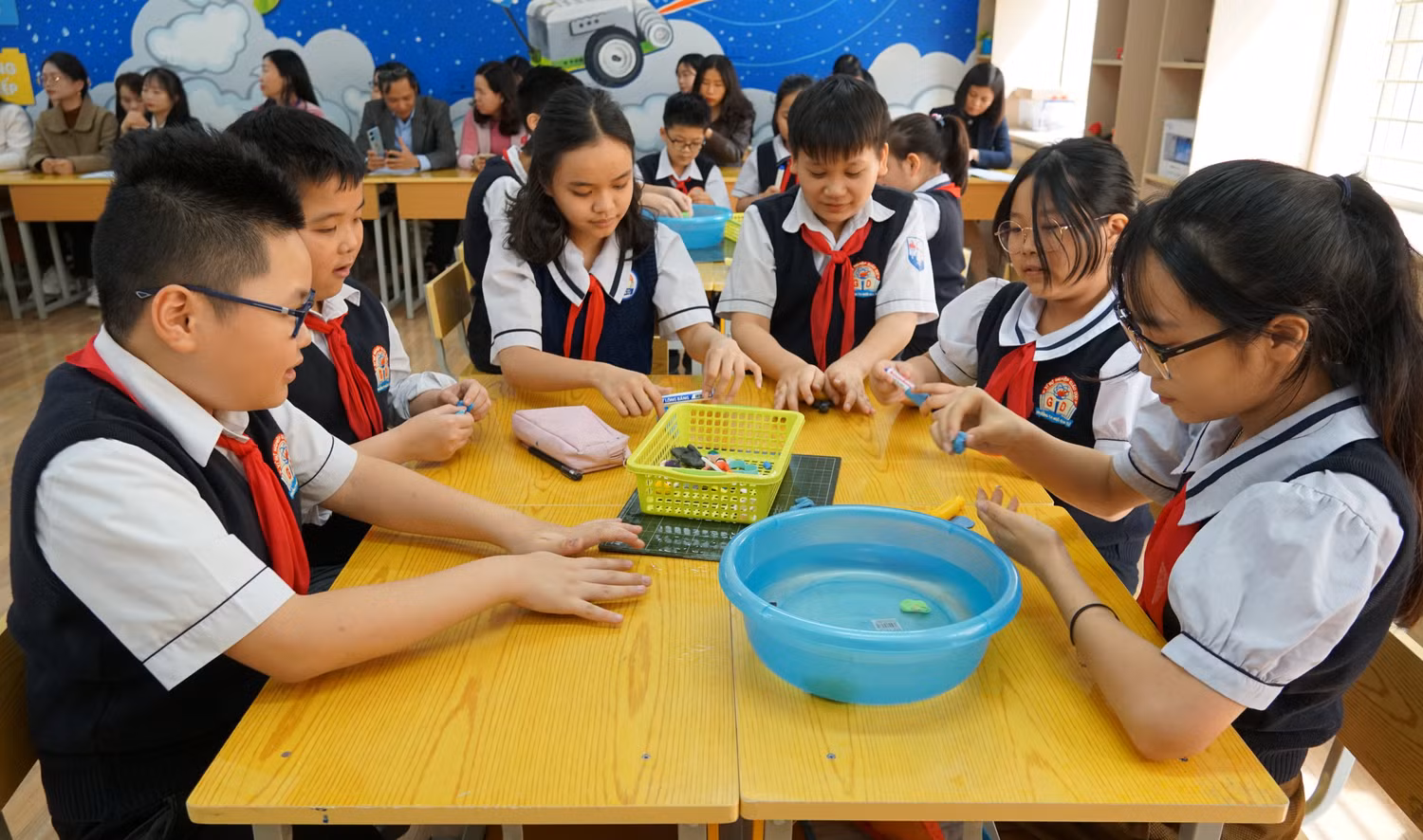Học sinh chế tạo tạo thuyền nan bằng vật dụng đất nặn, tăm, giấy màu trong giờ học. (Ảnh: Phạm Linh)