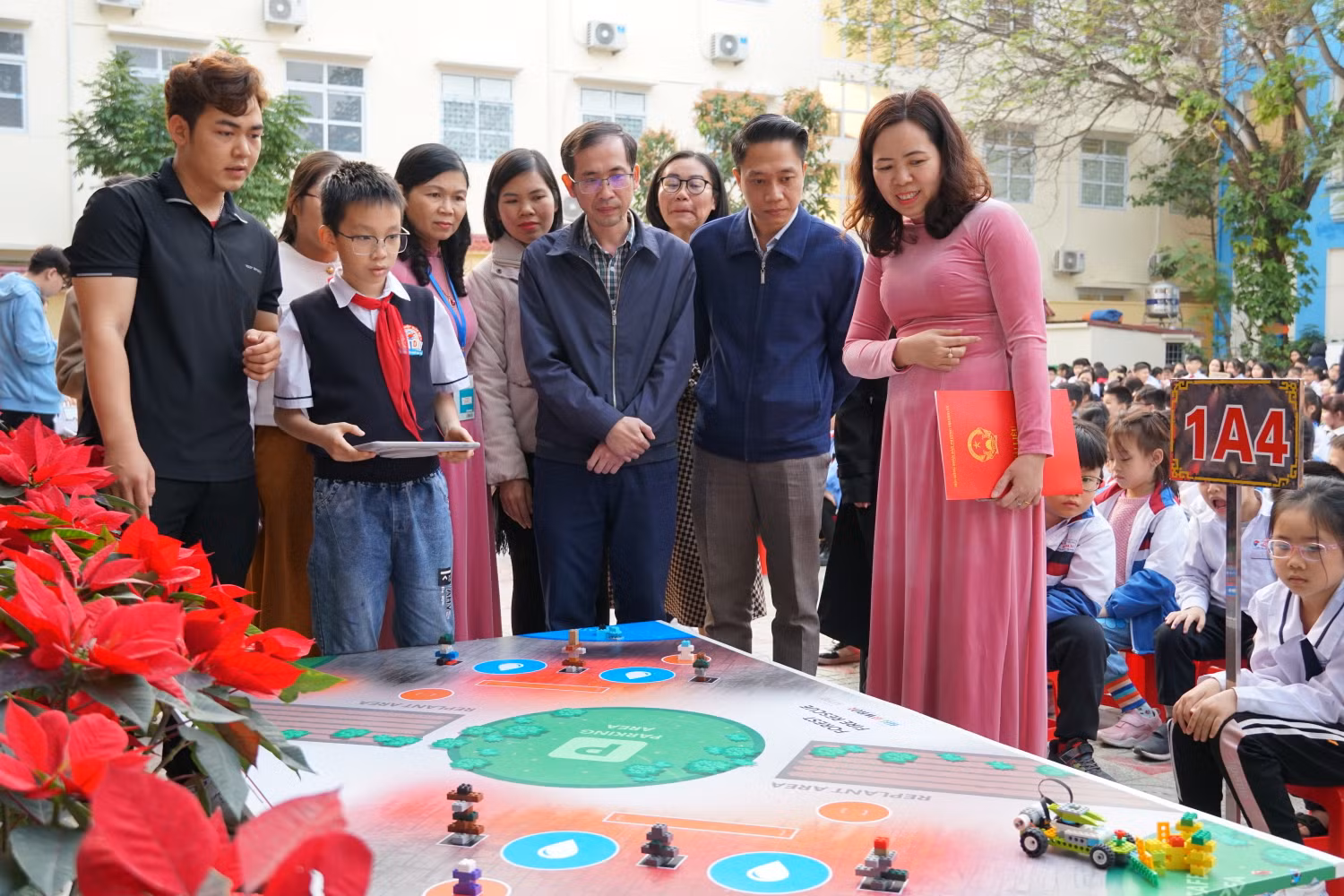 Học sinh ứng dụng STEM - Robotics trong mô hình "phòng chống cháy rừng" .(Ảnh: Phạm Linh)