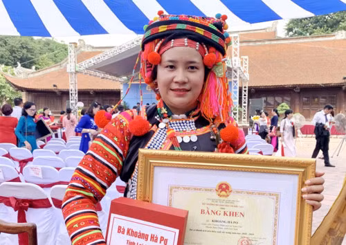 Cô giáo Khoàng Hà Pơ nhận bằng khen của Bộ trưởng Bộ Giáo dục và Đào tạo. Ảnh: Nhân vật cung cấp Cô giáo Khoàng Hà Pơ nhận bằng khen của Bộ trưởng Bộ Giáo dục và Đào tạo. Ảnh: Nhân vật cung cấp