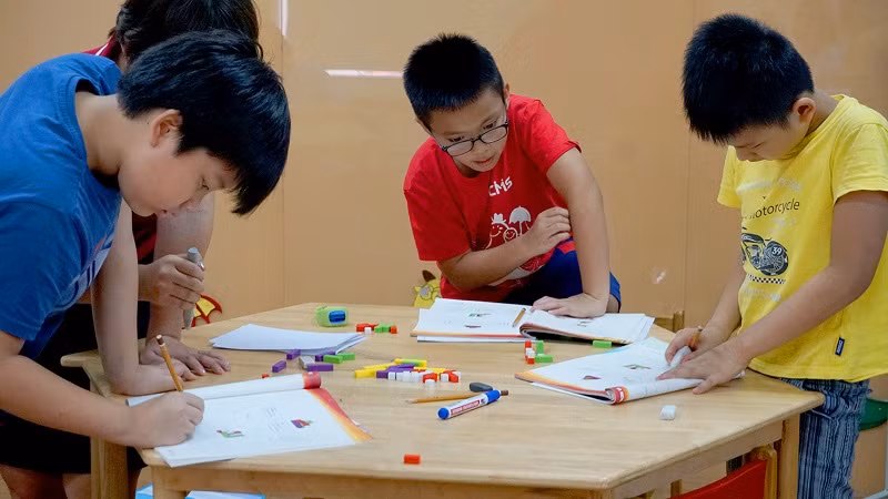 Trẻ phát triển khả năng tự giải quyết vấn đề và năng lực tư duy thông qua môn Toán.