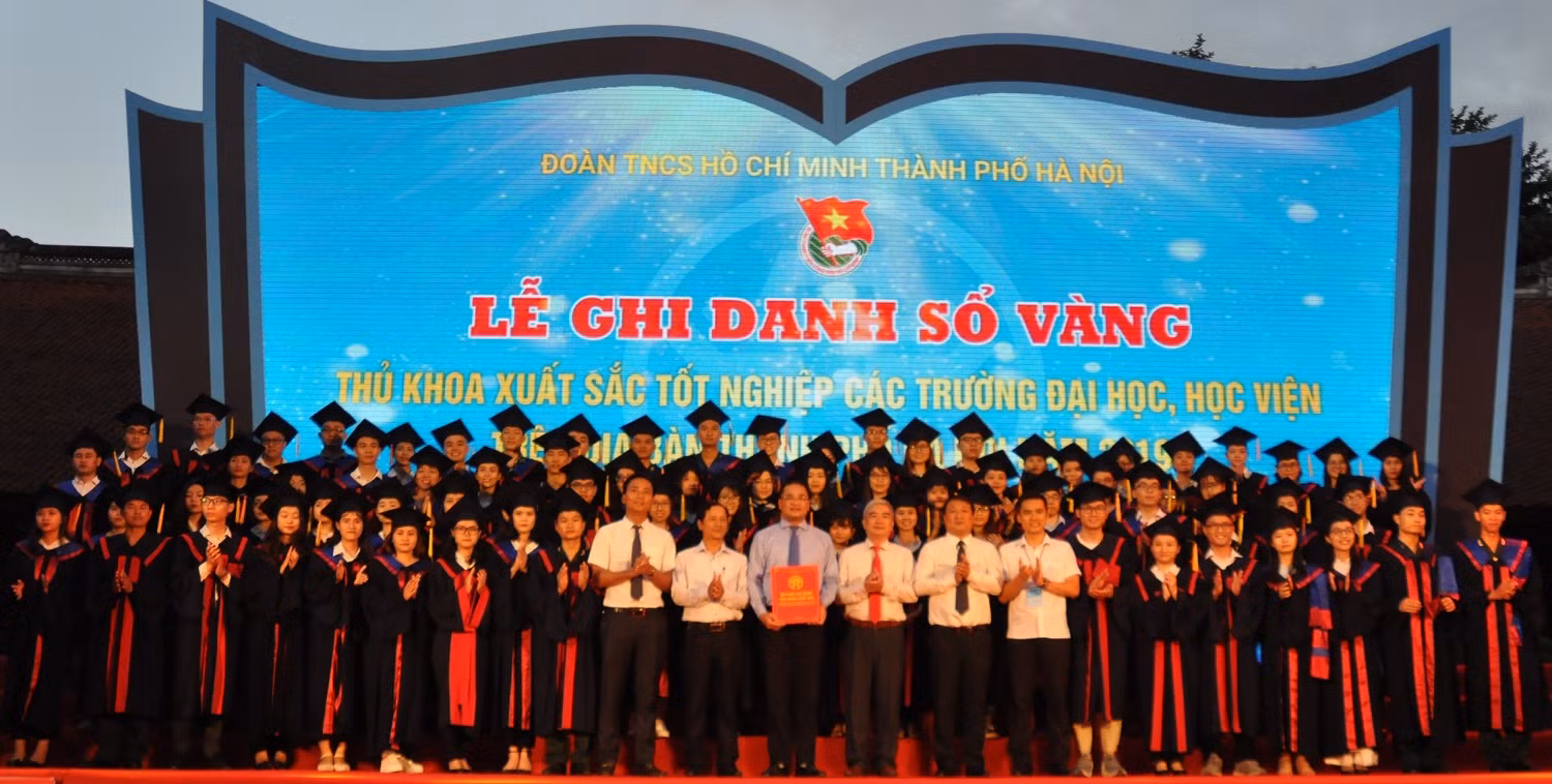 Các đại biểu chụp ảnh lưu niệm cùng 86 thủ khoa xuất sắc các trường đại học, học viện năm 2019 trên địa bàn thành phố Hà Nội. Ảnh: Công Tiến.