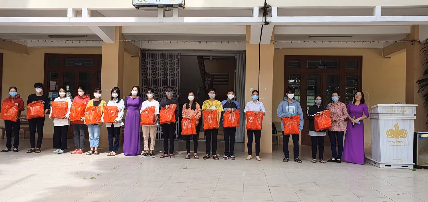 (Cô Võ Thị Thiên Lý phó Hiệu trưởng, Chủ tịch chi hội Chữ thập đỏ chụp hình lưu niệm với học sinh nhận quà xuân Nhâm dần - Ảnh NTCC) (Cô Võ Thị Thiên Lý phó Hiệu trưởng, Chủ tịch chi hội Chữ thập đỏ chụp hình lưu niệm với học sinh nhận quà xuân Nhâm dần - Ảnh NTCC)