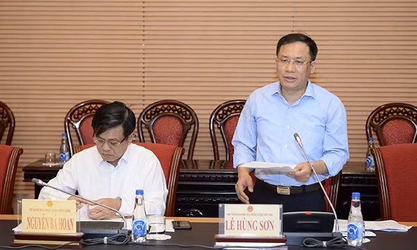 Ông Lê Hùng Sơn báo cáo tại phiên thảo luận. Ông Lê Hùng Sơn báo cáo tại phiên thảo luận.