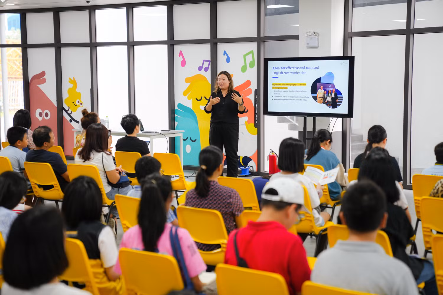 Cô Hyewon - Trưởng bộ phận Tranh biện của Point Avenue với workshop “Con đường trở thành Công dân toàn cầu”.