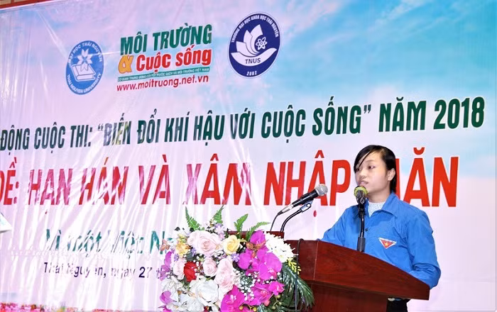 Bạn sinh viên Lù Thị Quỳnh Trưởng nhóm “Mẹ Trái đất” - Tác phẩm đạt giải nhất tập thể trong cuộc thi “Biến đổi khí hậu với cuộc sống” năm 2017, chủ đề “Lũ lụt, hạn hán và hành động của chúng ta”.