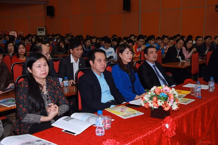 Các vị đại biểu tham gia buổi lễ phát động cuộc thi “Biến đổi khí hậu với Cuộc sống”.