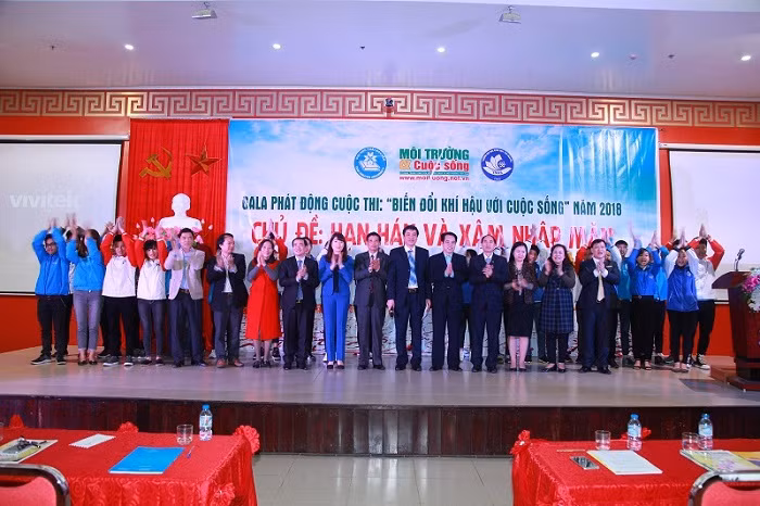 Các vị đại biểu và sinh viên Trường đại học Thái Nguyên cùng phát động “Biến đổi khí hậu với Cuộc sống” năm 2018.