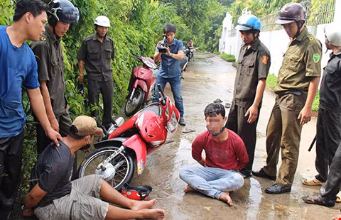 Công an xã kiểm tra hành chính một trường hợp tham gia giao thông trên đường liên thôn (ảnh: Báo Pháp luật TP. Hồ Chí Minh).