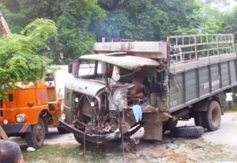 Đầu chiếc xe tải cũng chung số phận