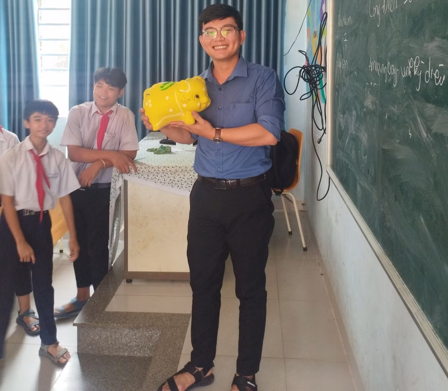 Nam giáo viên trẻ được rất nhiều học sinh yêu mến. (Ảnh: NVCC) Nam giáo viên trẻ được rất nhiều học sinh yêu mến. (Ảnh: NVCC)