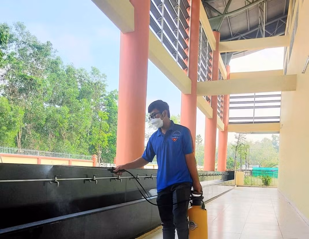 Thầy Dương tích cực tham gia công tác tình nguyện, hỗ trợ phòng chống dịch Covid-19. (Ảnh NVCC) Thầy Dương tích cực tham gia công tác tình nguyện, hỗ trợ phòng chống dịch Covid-19. (Ảnh NVCC)