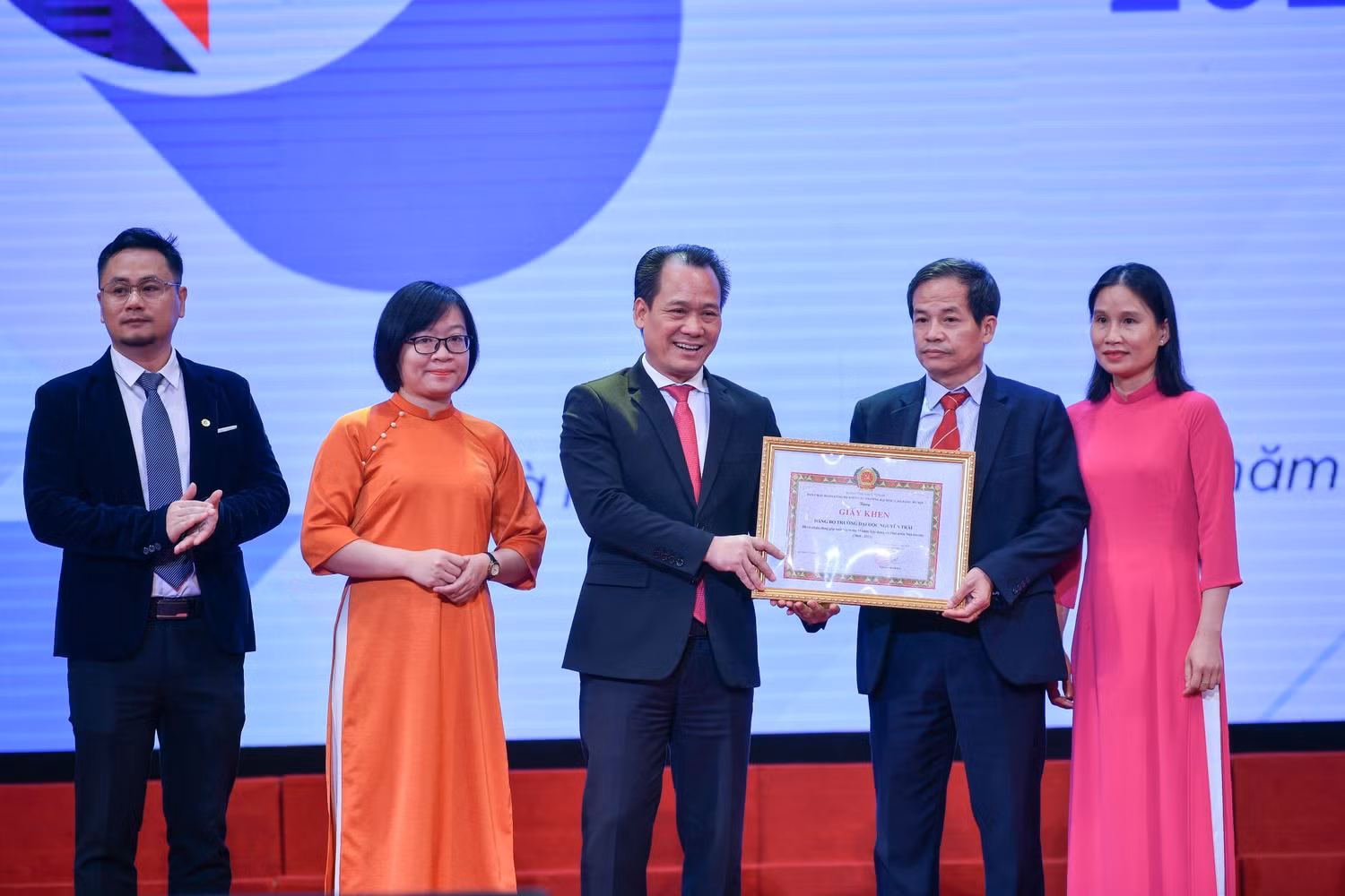 Đại diện nhà trường nhận giấy khen từ Đảng bộ khối các trường đại học, cao đẳng Hà Nội. (Ảnh: Nhà trường cung cấp)