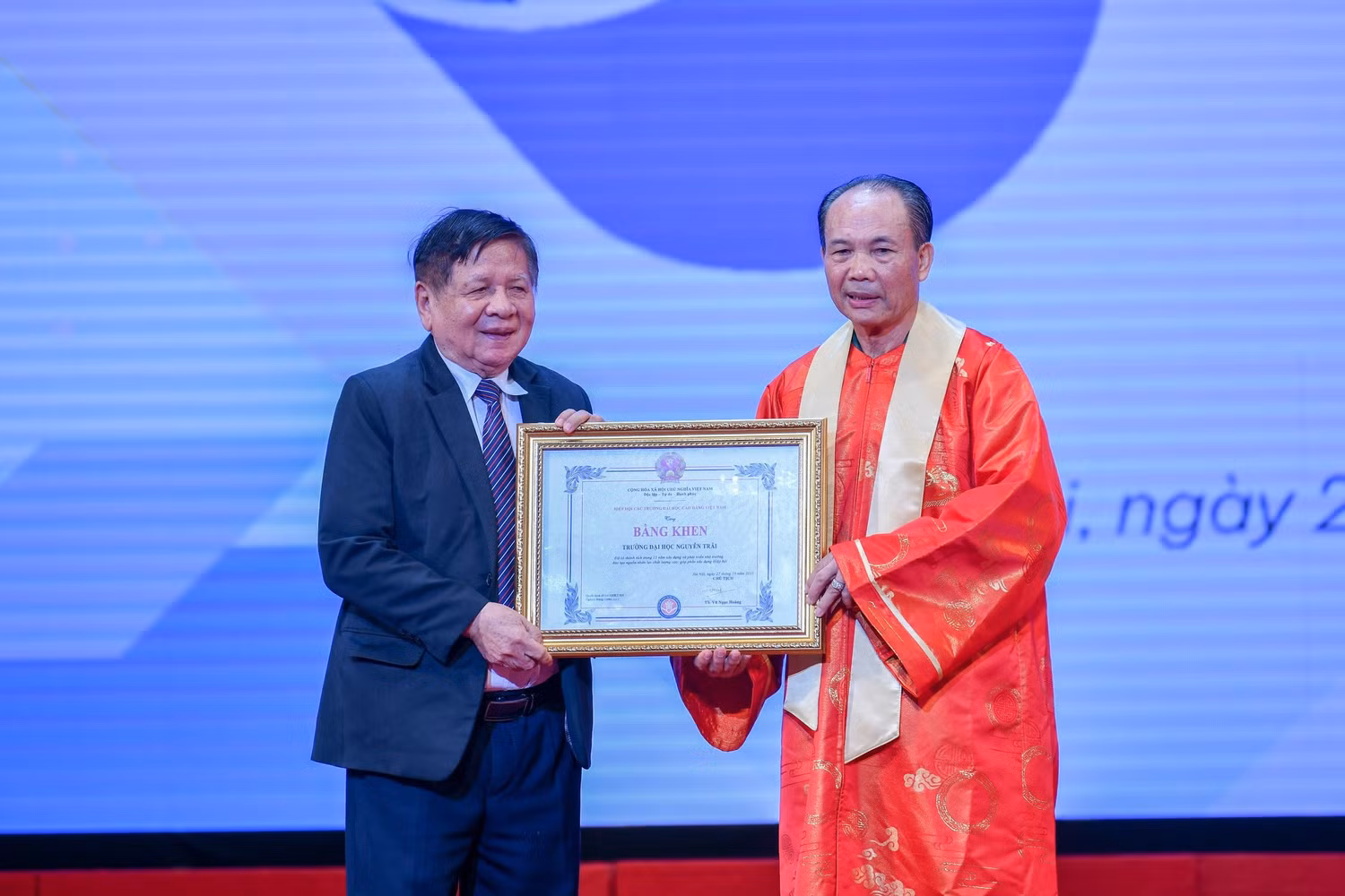 Phó Giáo sư, Tiến sĩ Trần Xuân Nhĩ - Phó Chủ tịch thường trực Hiệp hội Các trường đại học, cao đẳng Việt Nam thay mặt Hiệp hội tặng bằng khen cho nhà trường. (Ảnh: Nhà trường cung cấp)