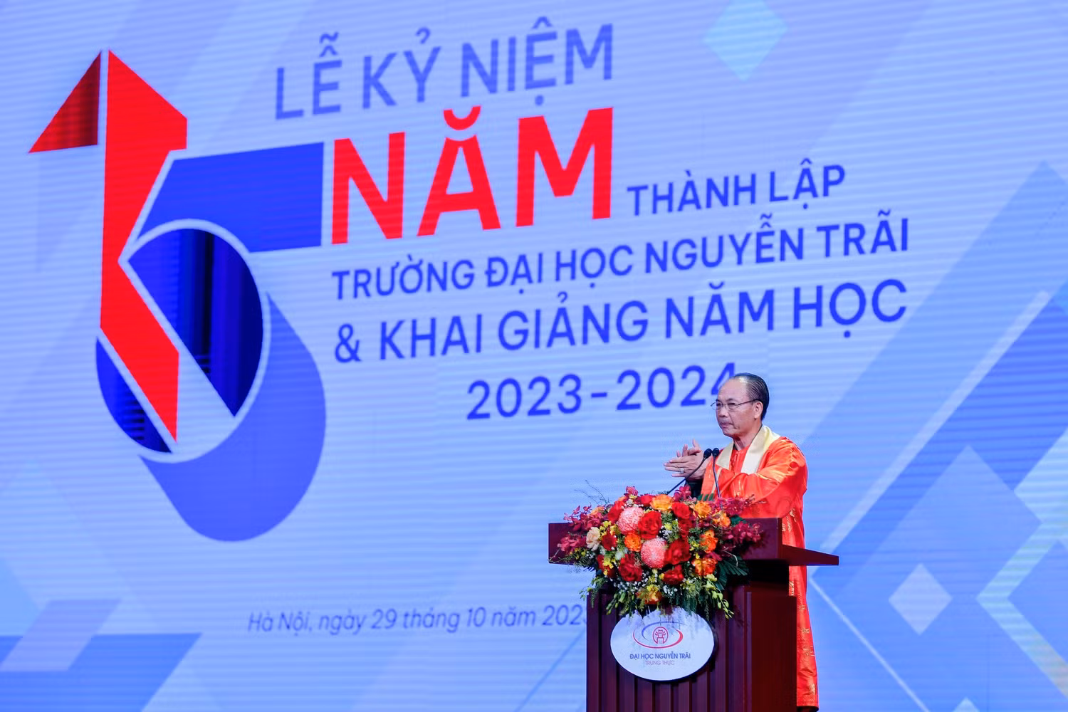 Tiến sĩ Nguyễn Tiến Luận, Hiệu trưởng nhà trường đọc diễn văn khai giảng. (Ảnh: Nhà trường cung cấp)