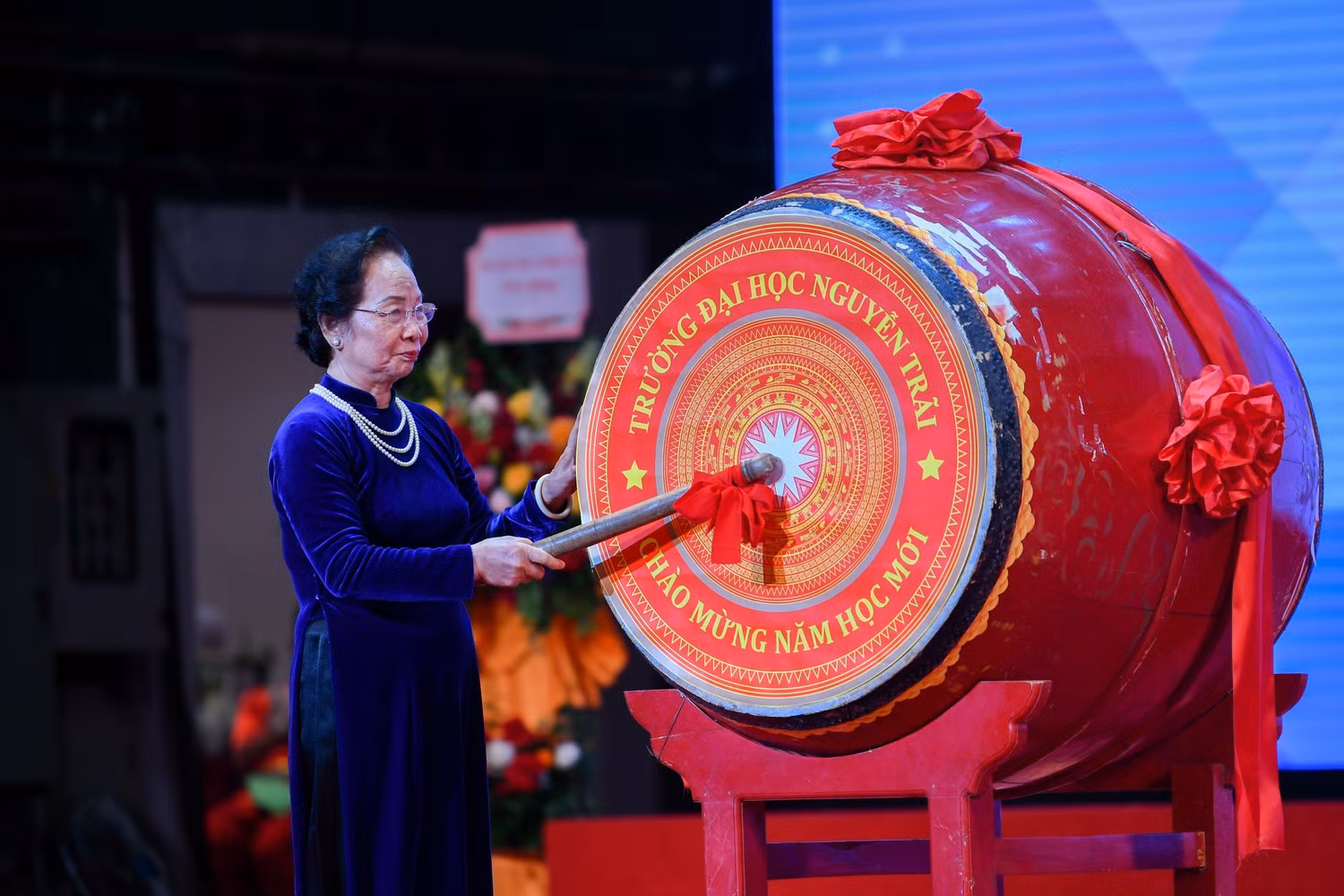 Bà Nguyễn Thị Doan - nguyên Phó Chủ tịch nước đánh trống khai giảng năm học 2023-2024 của Trường Đại học Nguyễn Trãi. (Ảnh: Nhà trường cung cấp)