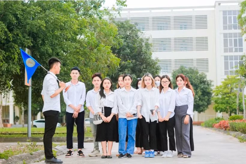 Sinh viên Trường Đại học Văn hóa, Thể thao và Du lịch Thanh Hóa được thực hành nhiều và có thể đi phụ dẫn tour du lịch từ năm thứ 2. (Ảnh: website nhà trường)